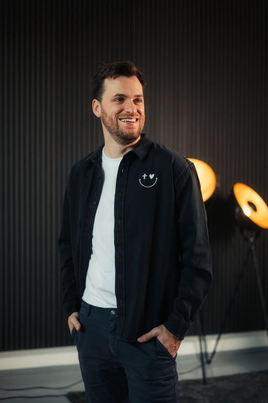 Mission One More Bio-Hemd Smile getragen in stilvoller Wohnzimmerkulisse Fair & Organic Fashion