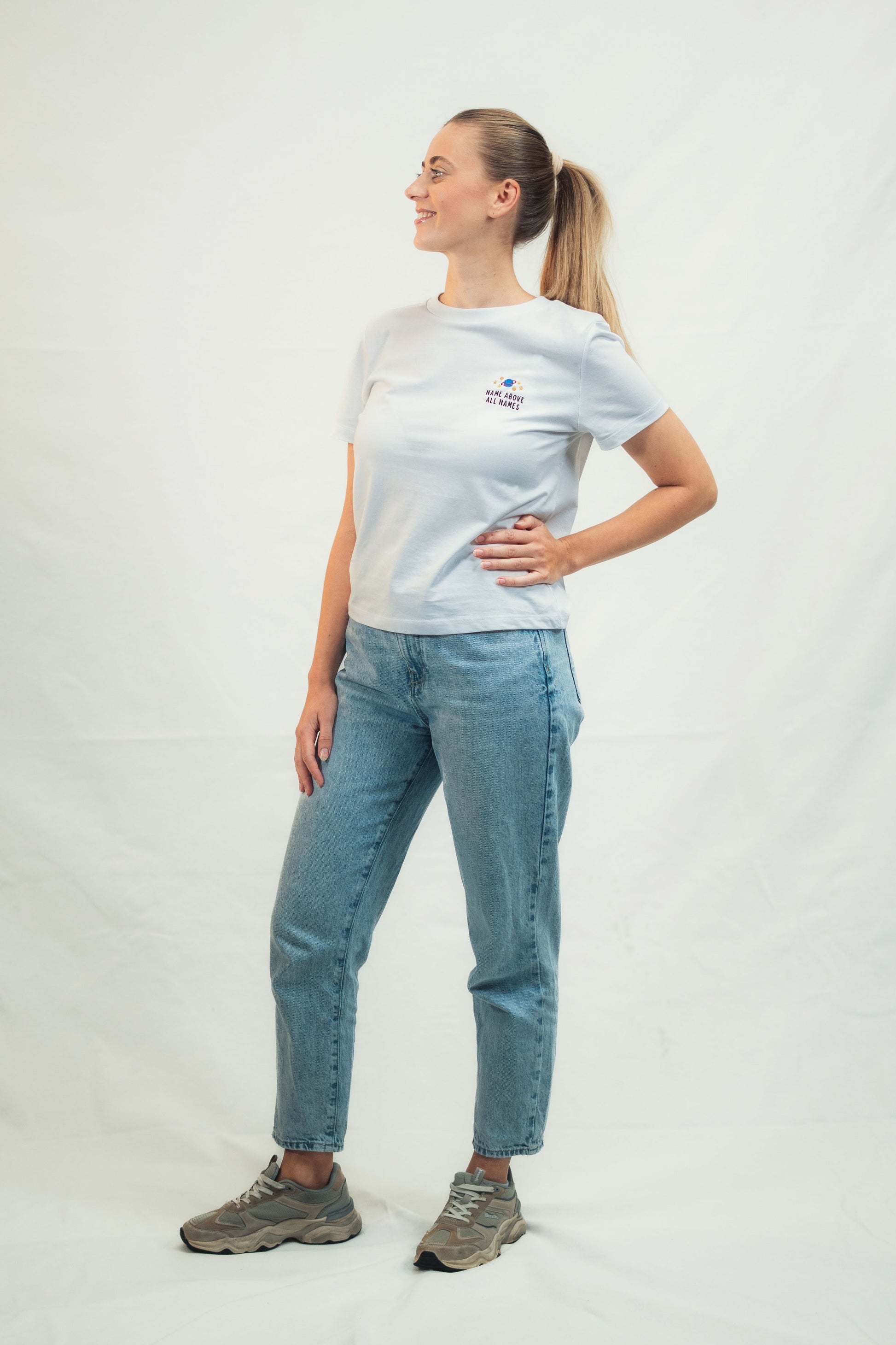 Model trägt christliches Mission One More Shirt weiß aus weicher Bio-Baumwolle hochwertig verarbeitet