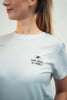 Model trägt Mission One More Bio-Baumwollshirt mit minimalistischer Glaubensbotschaft "Name above all Names"