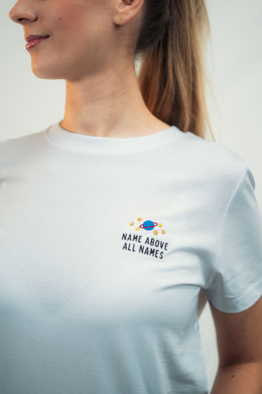 Model trägt Mission One More Bio-Baumwollshirt mit minimalistischer Glaubensbotschaft "Name above all Names"