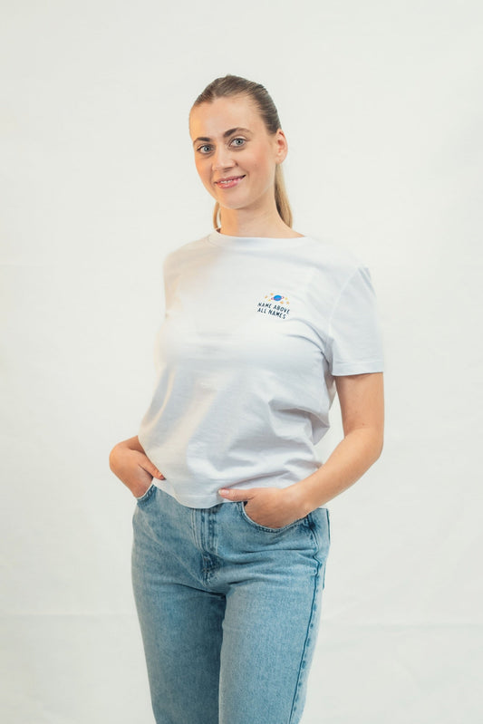 Model trägt Mission One More weißes Bio-T-Shirt mit zeitloser christlicher Gestaltung "Name above all Names"