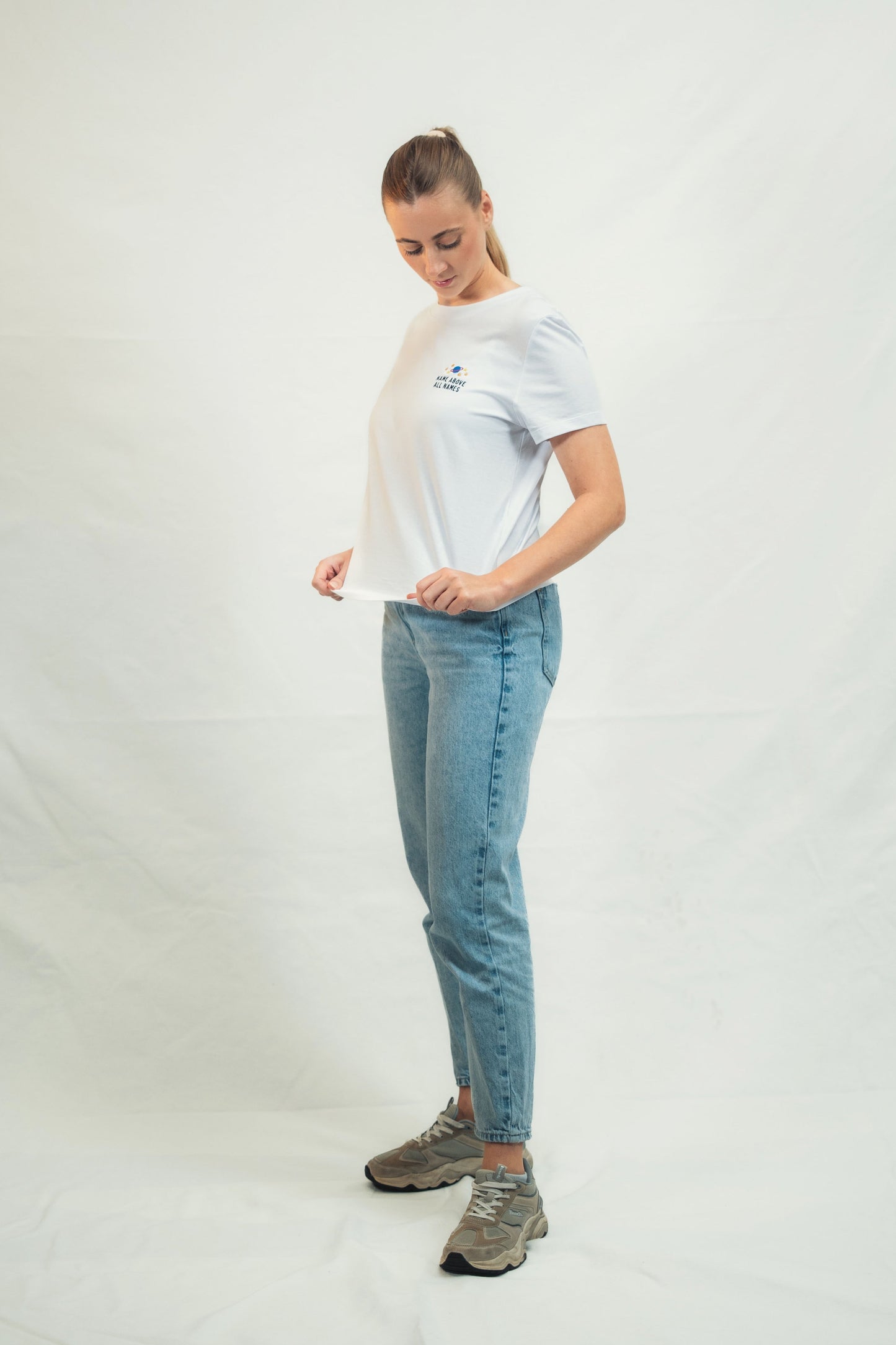 Model präsentiert Mission One More Shirt mit glaubensbetonter Aussage "Name above all Names" fair gefertigt