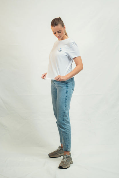 Model präsentiert Mission One More Shirt mit glaubensbetonter Aussage "Name above all Names" fair gefertigt