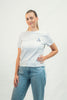 Model zeigt Mission One More weißes T-Shirt für Frauen mit christlicher Symbolik nachhaltig produziert