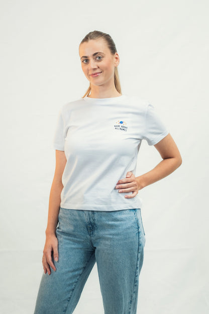 Model zeigt Mission One More weißes T-Shirt für Frauen mit christlicher Symbolik nachhaltig produziert