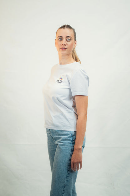 Model präsentiert Mission One More T-Shirt schlichtes Design "Name above all Names" faire Herstellung