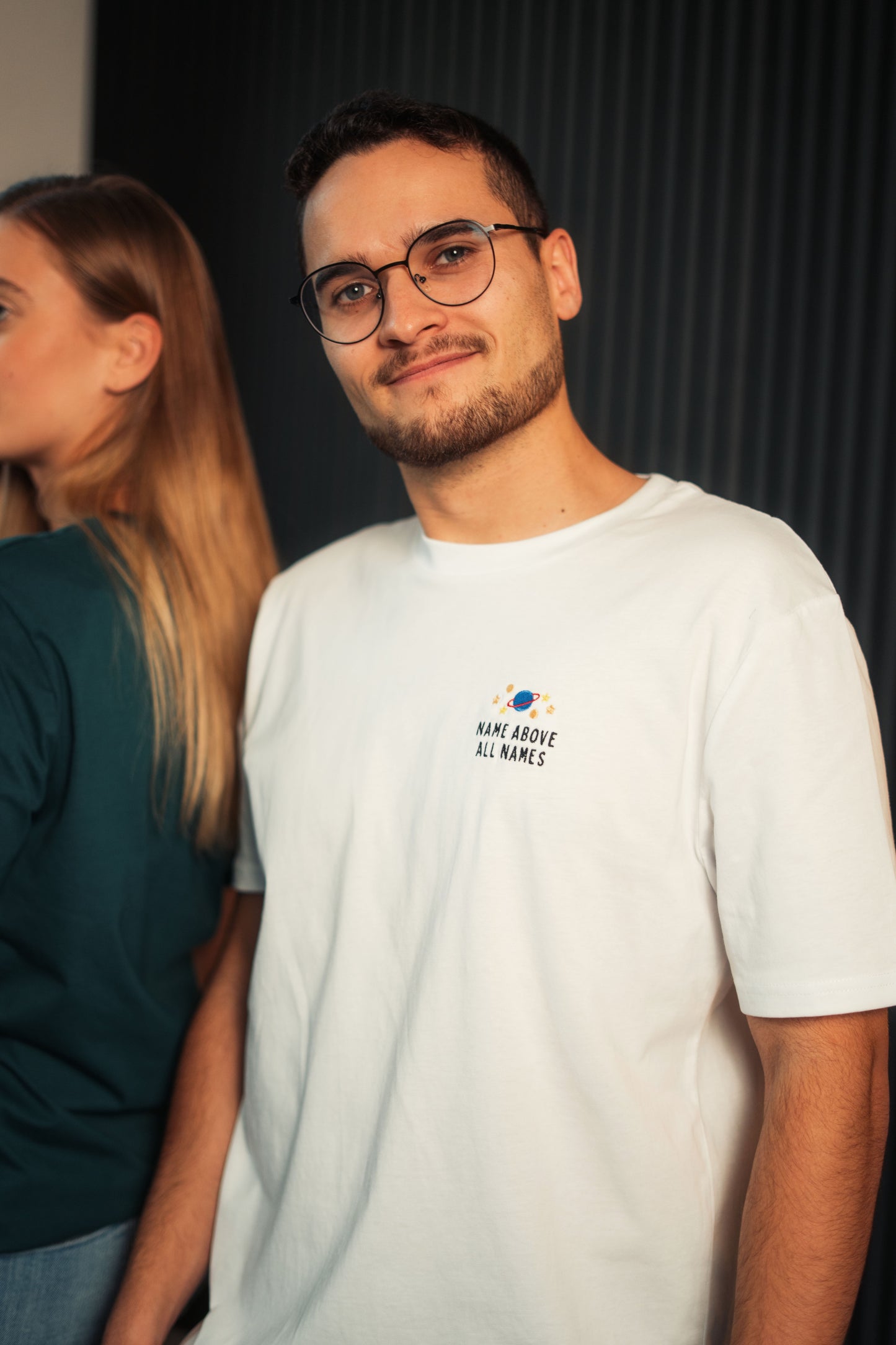 Model trägt Mission One More Bio-Shirt ‚Name above all Names‘ ökologisch hergestellt