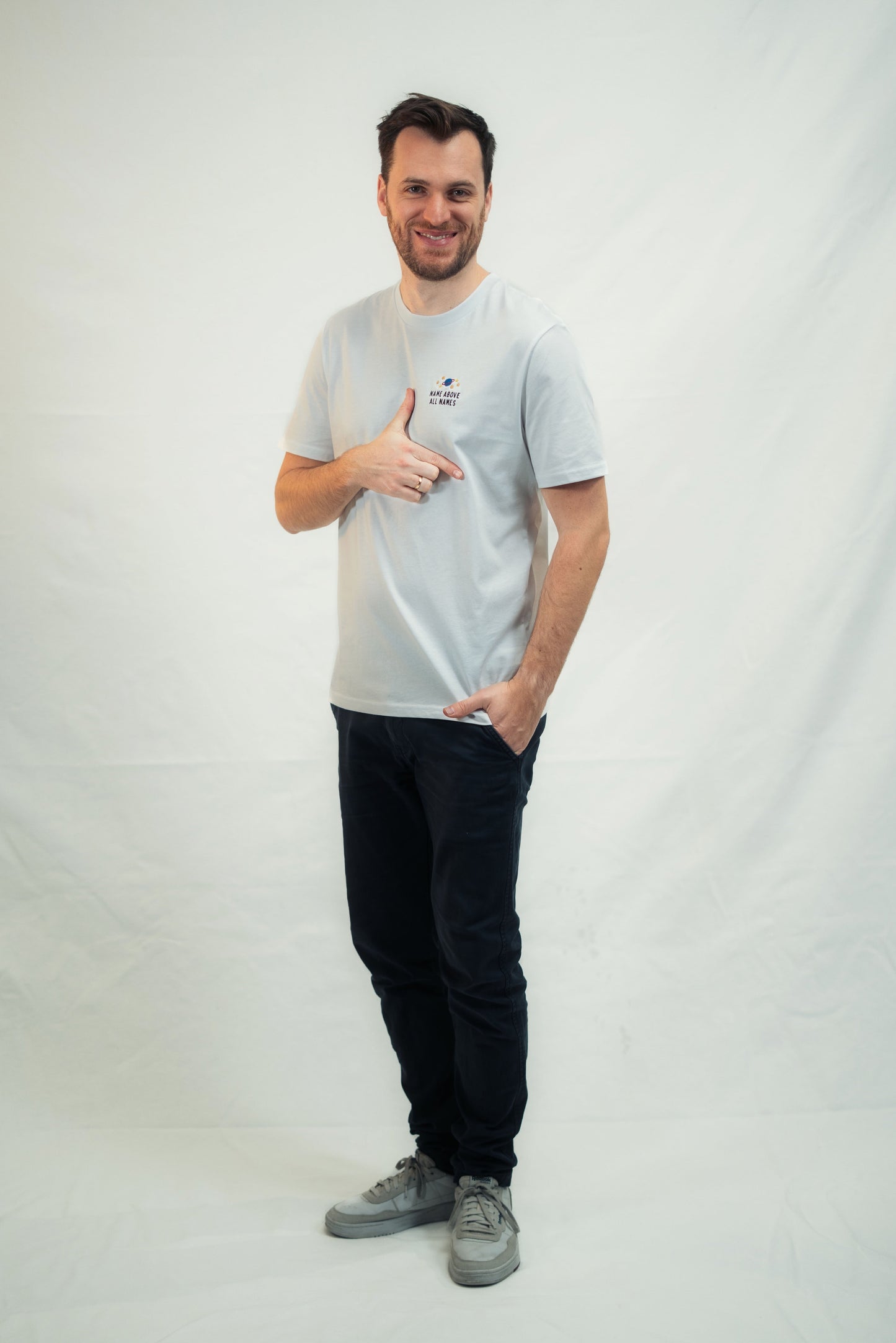 Model trägt Mission One More T-Shirt ‚Name above all Names‘ schlichtes Design, fair produziert