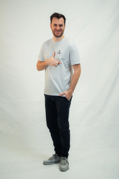 Model trägt Mission One More T-Shirt ‚Name above all Names‘ schlichtes Design, fair produziert