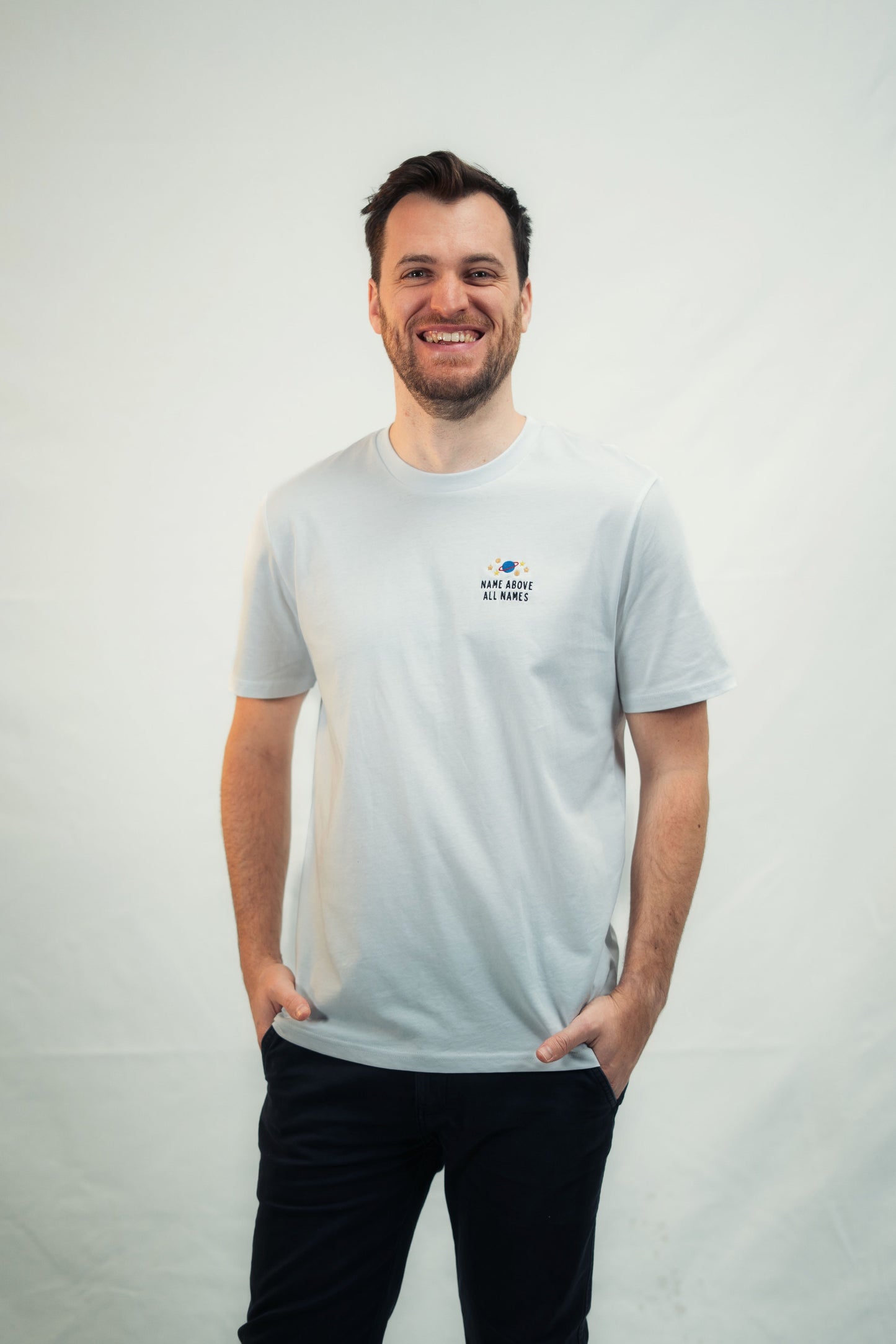 Model zeigt Mission One More Shirt ‚Name above all Names‘ minimalistisch & nachhaltig