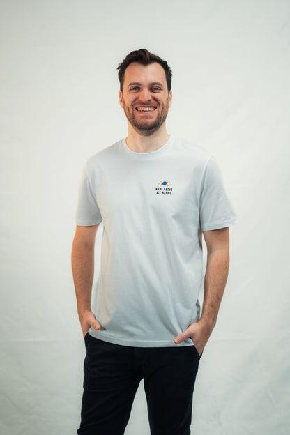 Model zeigt Mission One More Shirt ‚Name above all Names‘ minimalistisch & nachhaltig