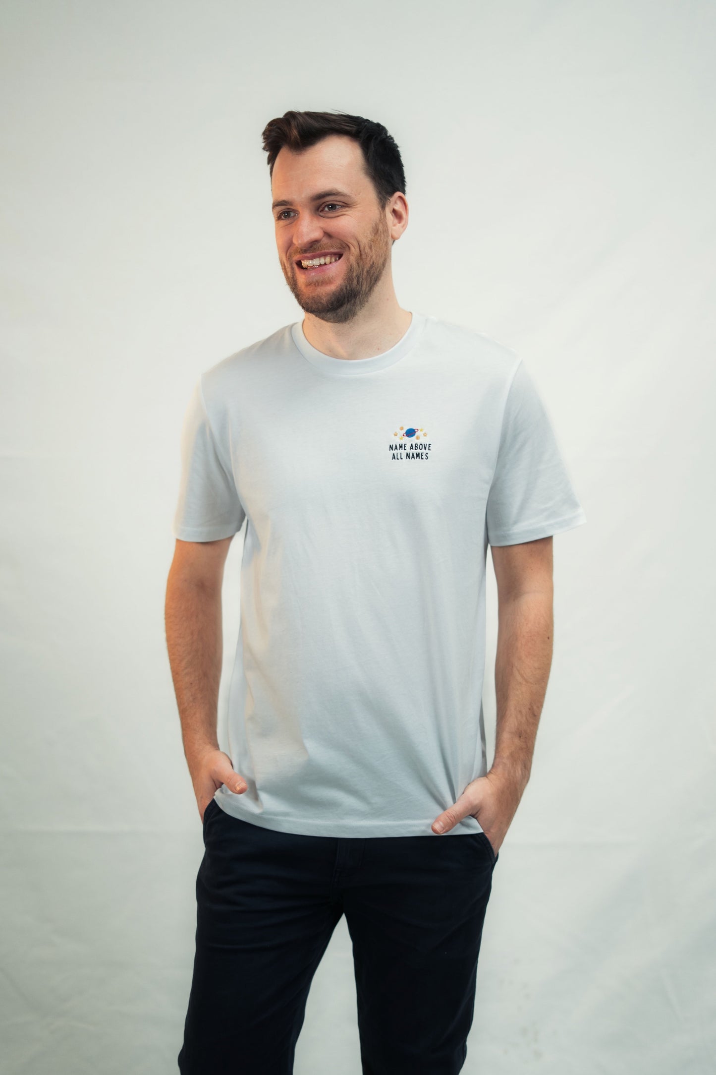 Model trägt Mission One More unisex Shirt Name above all Names - schlichtes, nachhaltiges Design