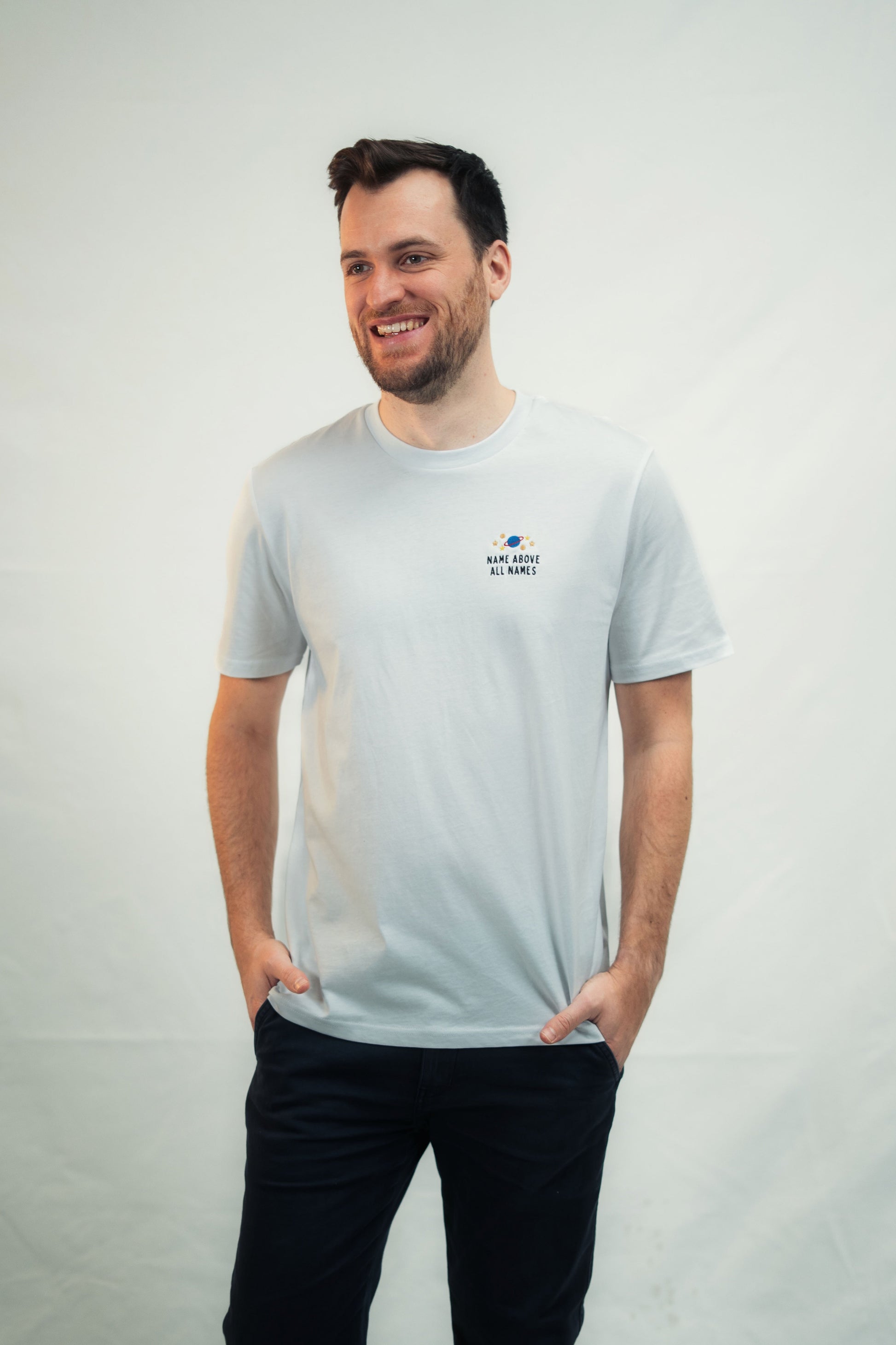 Model trägt Mission One More unisex Shirt Name above all Names - schlichtes, nachhaltiges Design