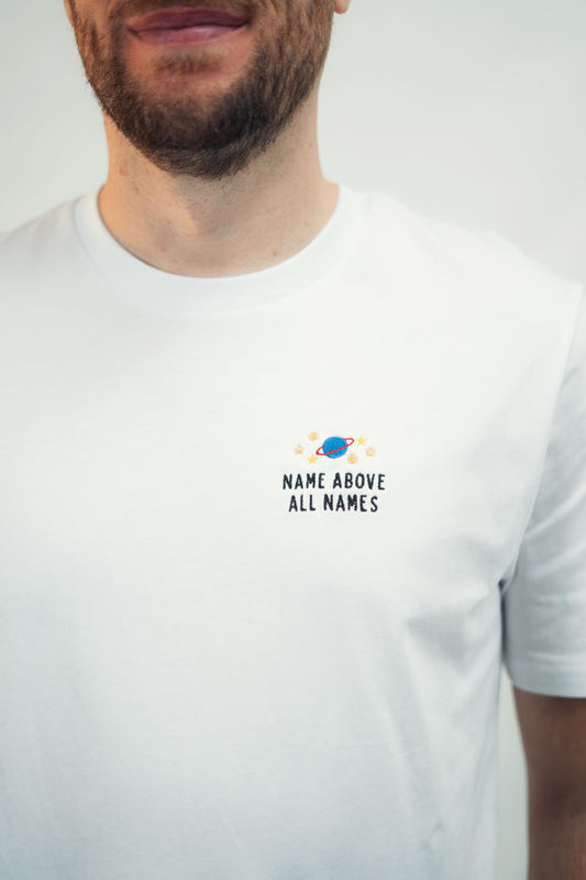 Model präsentiert Mission One More unisex T-Shirt ‚Name above all Names‘ nachhaltig produziert