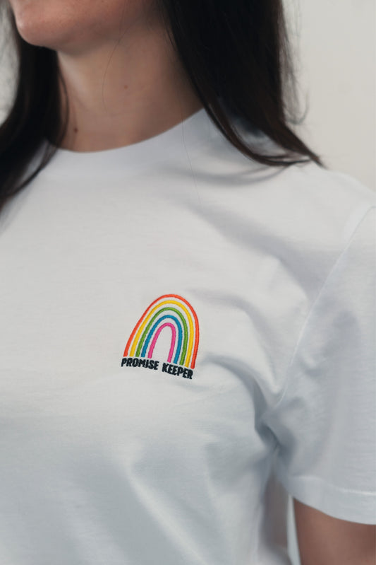 Weiche Textur von zertifizierter Baumwolle – Qualität, die man spürt - Nahaufnahme von Promise Keeper auf weißem Shirt