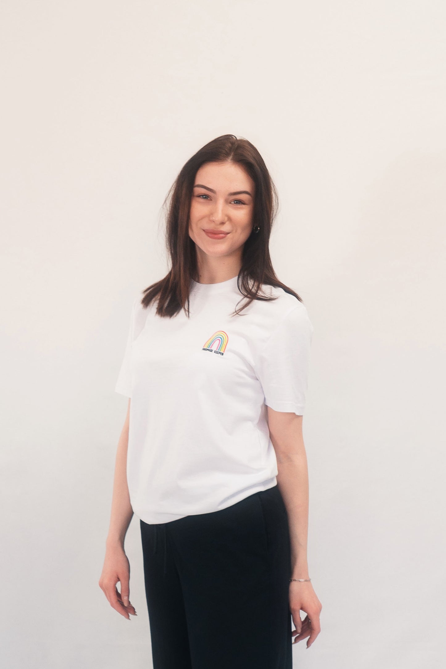 Minimalistische Mode, die inspiriert – Bio-Shirt Promise Keeper mit spirituellem Design auf White für bewusste Träger:innen