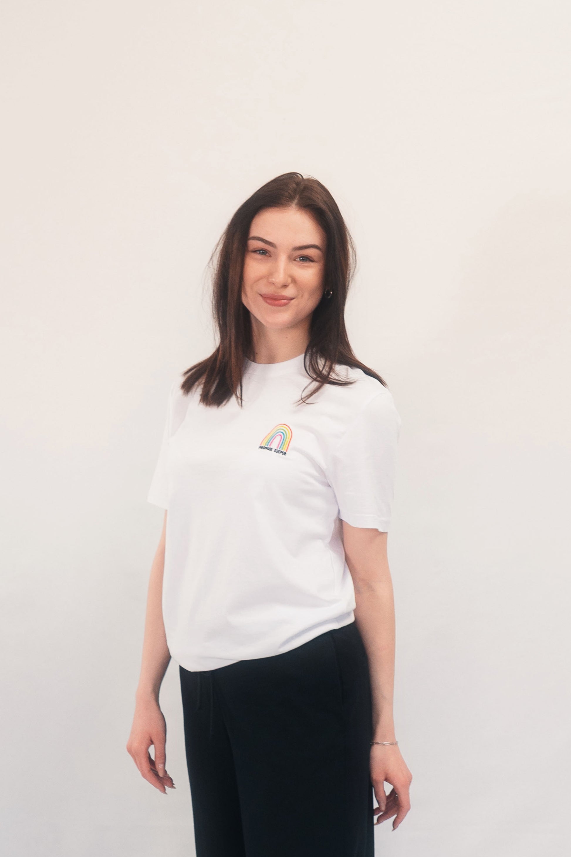 Minimalistische Mode, die inspiriert – Bio-Shirt Promise Keeper mit spirituellem Design auf White für bewusste Träger:innen