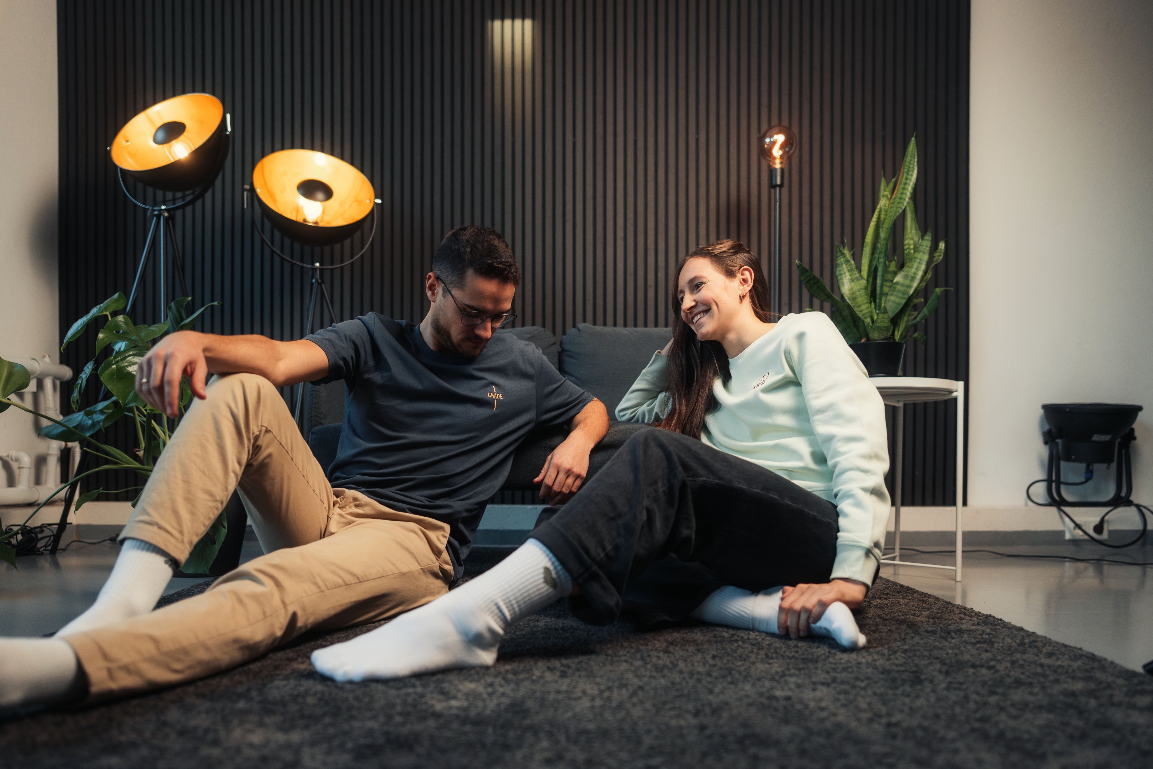 Models tragen Mission One More christliches Bio-T-Shirt ‚Gnade‘ & Sweatshirt ‚YHWH‘