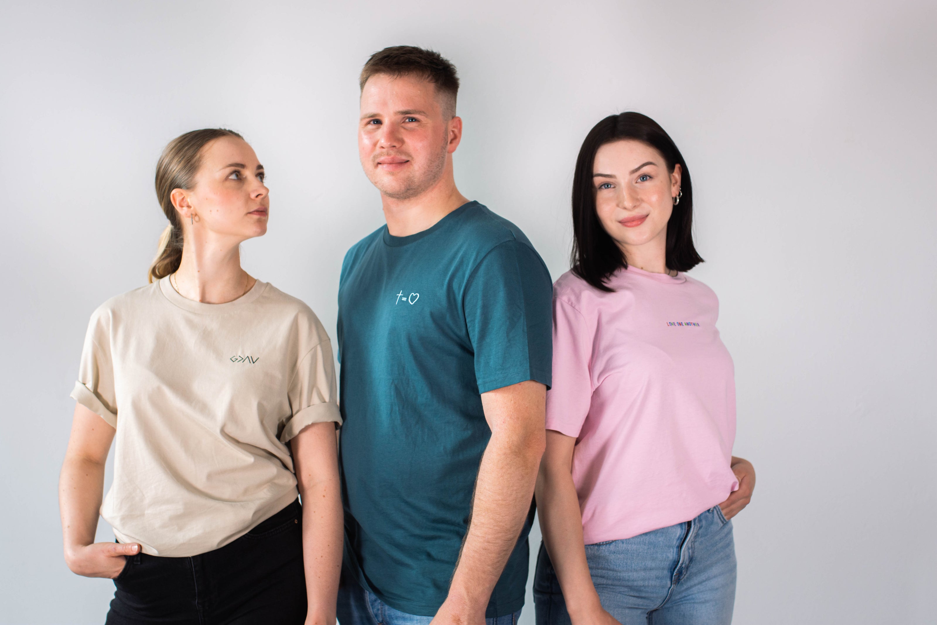 Models tragen christliche Mission One More T-Shirts - nachhaltige Fair Fashion aus Bio Baumwolle