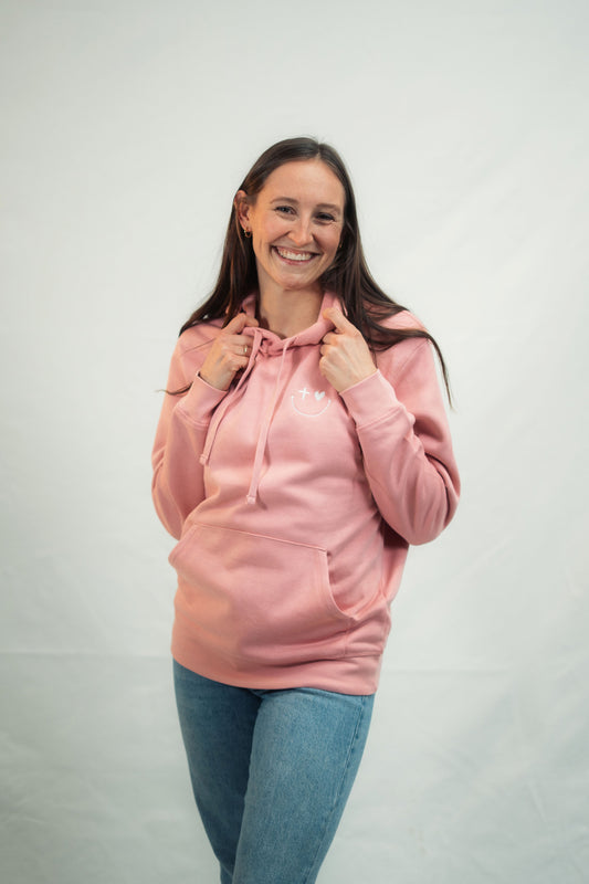 Model zeigt Mission One More Organic Cotton Hoodie ‚Smile‘ mit christlichem Design