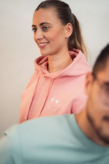 Model trägt Mission One More ‚Smile‘ Organic Hoodie - Fair Fashion