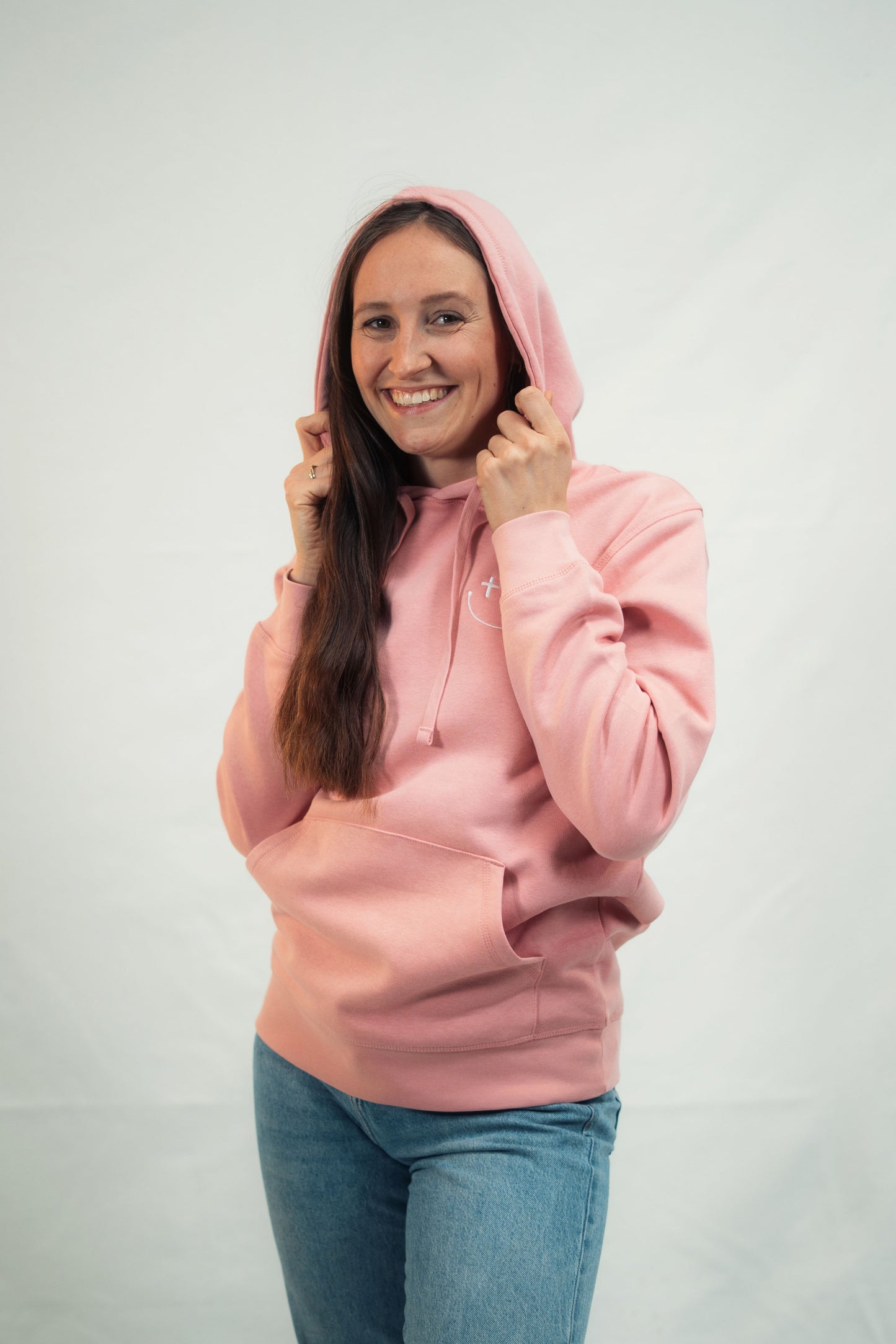 Model trägt Mission One More Bio-Baumwolle Hoodie ‚Smile‘ minimalistischer Stick