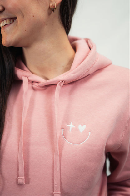 Model präsentiert in Nahaufnahme Mission One More ‚Smile‘ Hoodie aus hochwertiger Bio Baumwolle