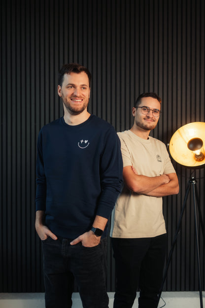 Mission One More Sweater ‚Smile‘ hochwertige Bio-Baumwolle, minimalistischer Stick