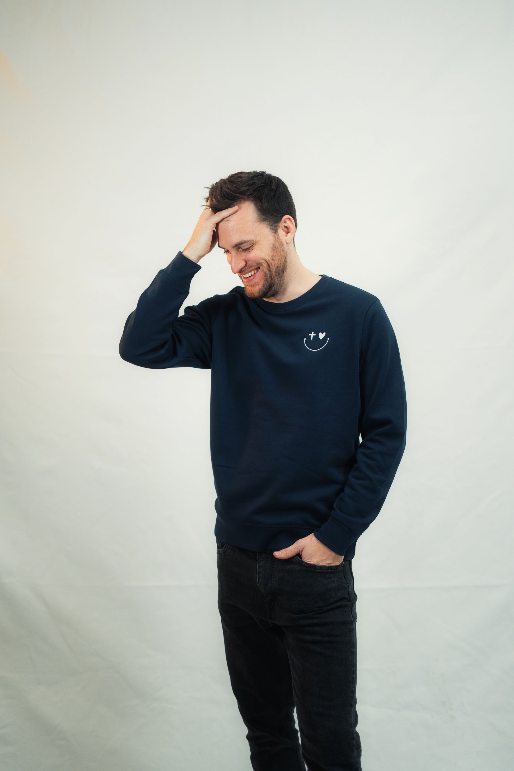 Mission One More christlicher Sweater ‚Smile‘ minimalistisches Stickmotiv, nachhaltige Produktion