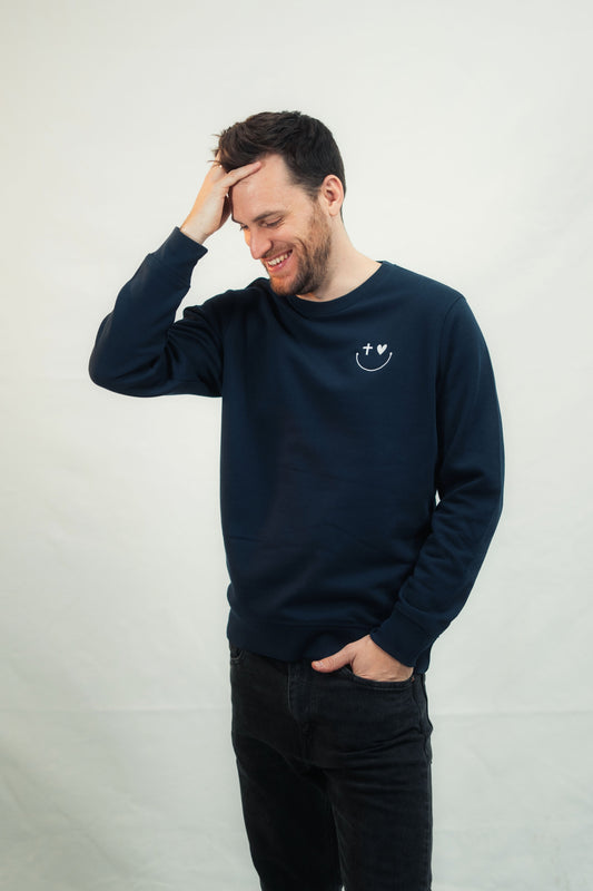 Mission One More minimalistisches Bio-Baumwolle Sweatshirt vor weißem Studiohintergrund für Christen