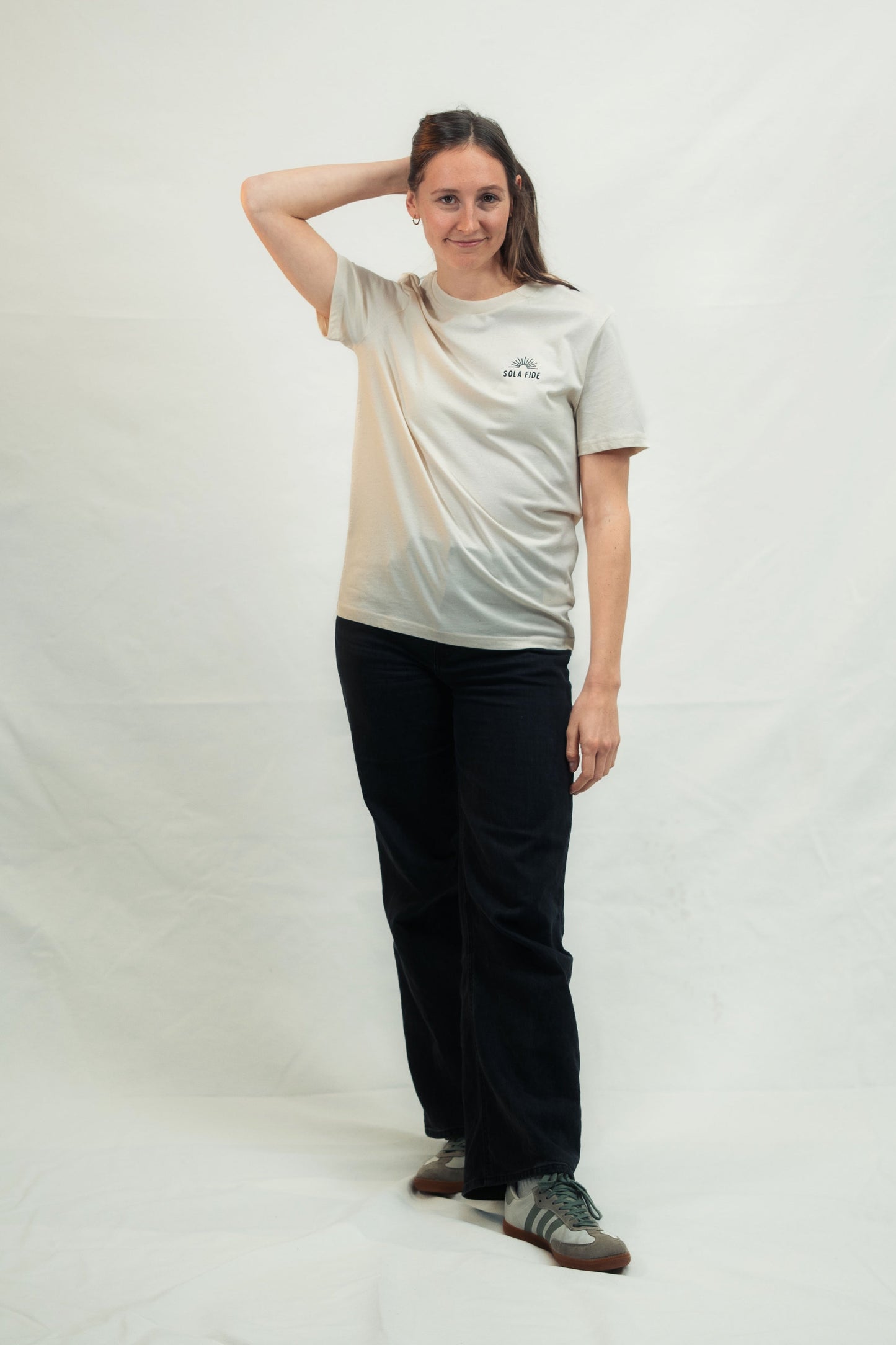 Mission One More Glaubens-T-Shirt "Sola Fide" fair produziert minimalistischer Stil in Natural Raw am Model