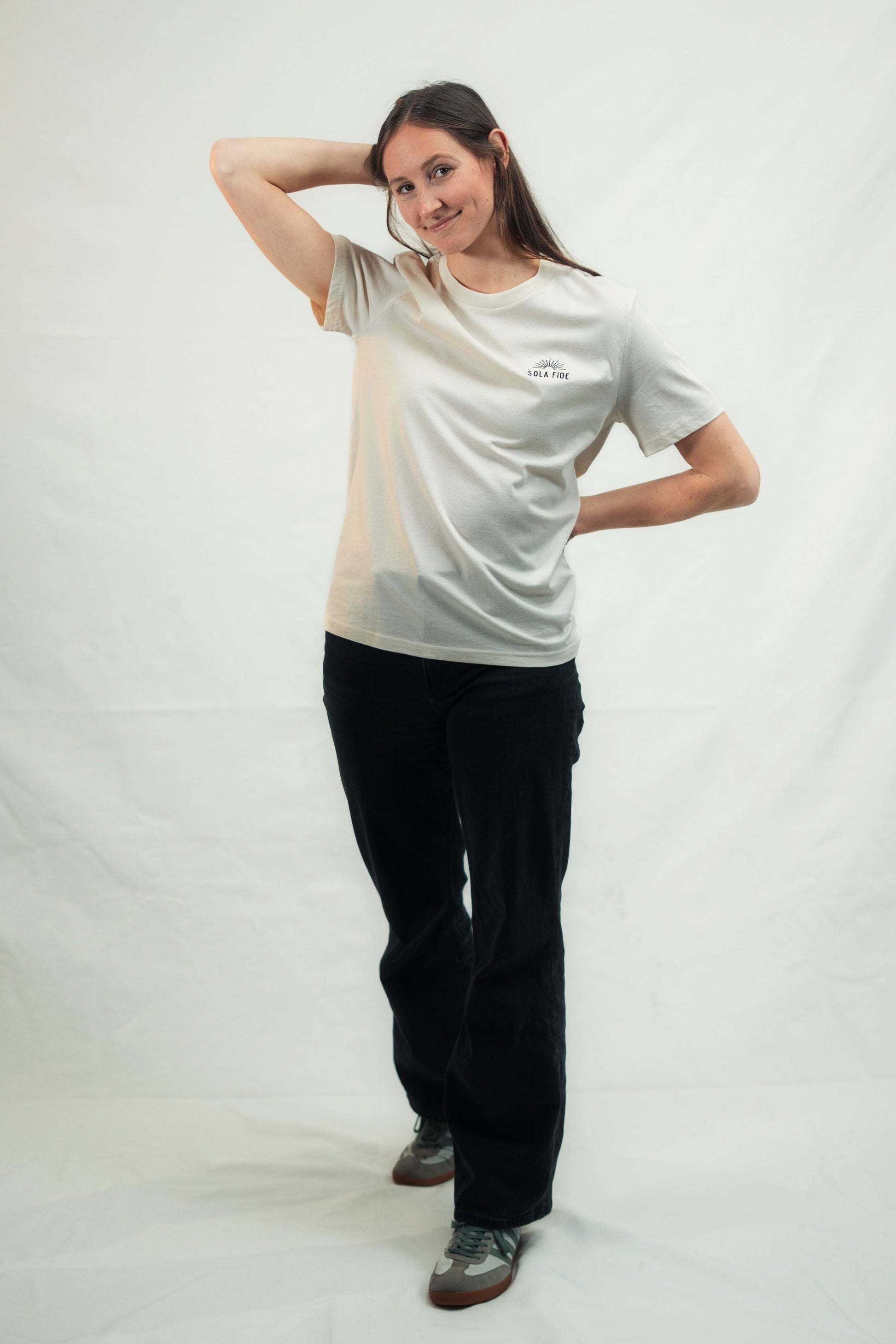 Model präsentiert christliches Mission One More Bio-Shirt "Sola Fide" mit fairem Produktionsstandard