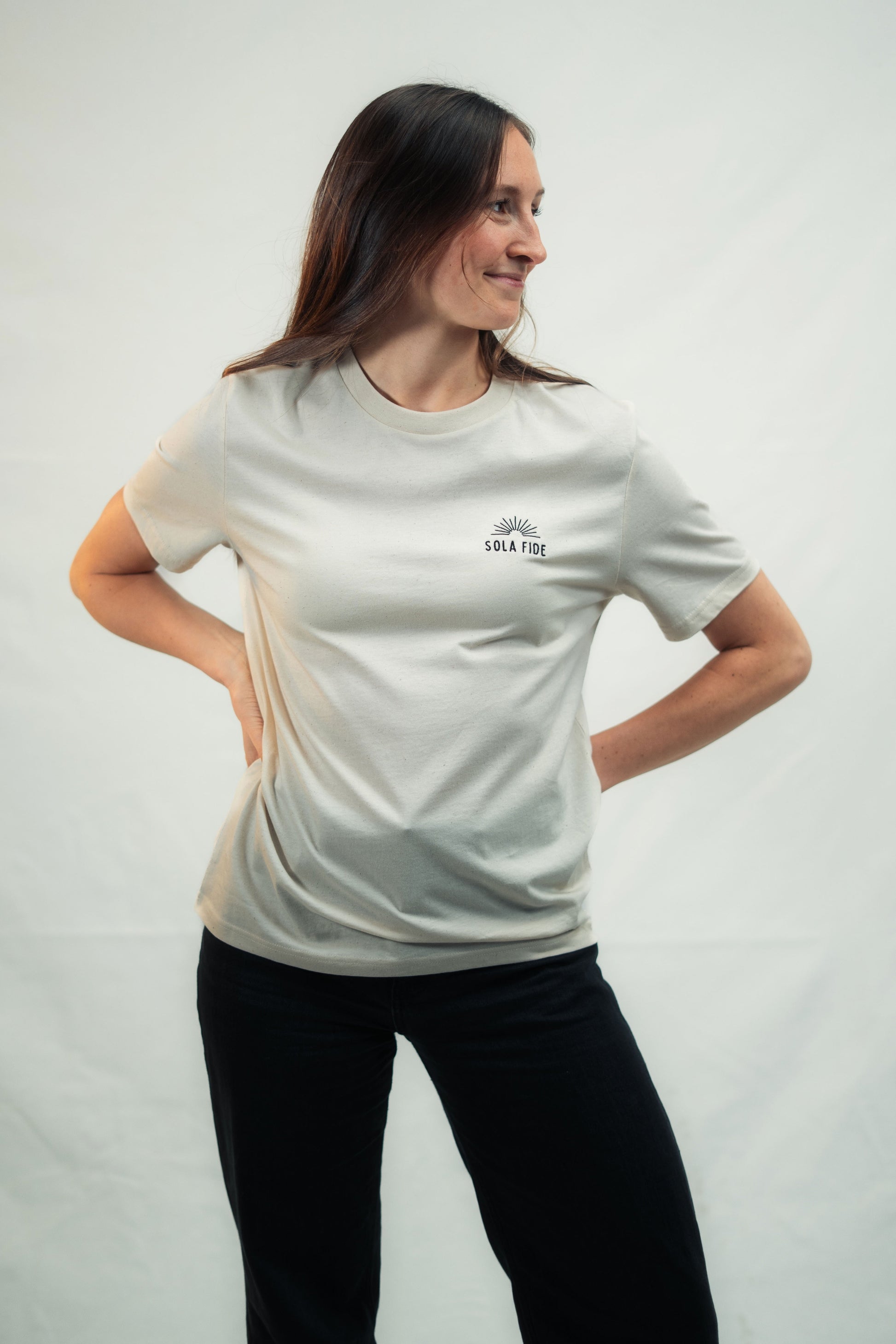 Mission One More T-Shirt in Natural Raw aus reiner Bio-Baumwolle bewusstes Design "Sola Fide" Modelaufnahme