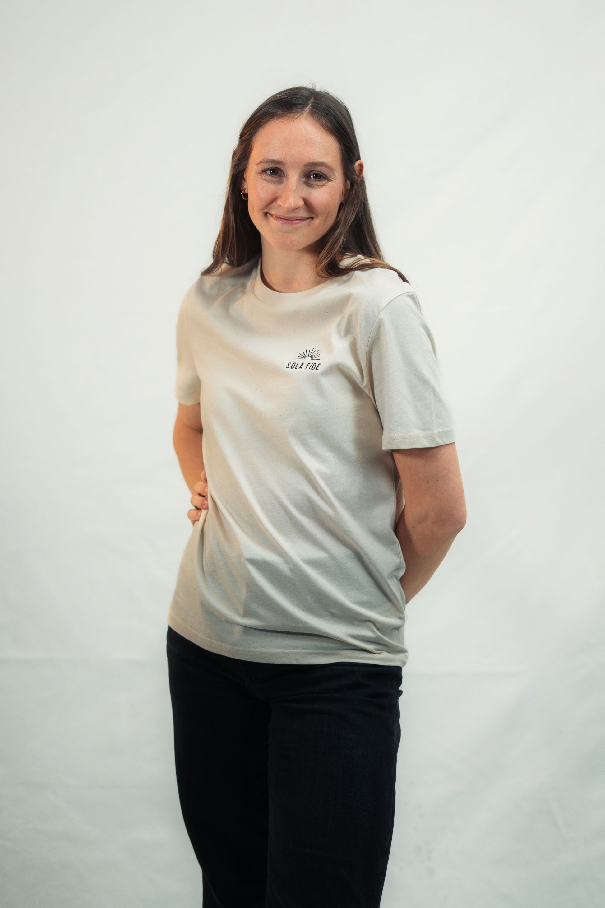 Mission One More T-Shirt "Sola Fide" ökologisch gefertigt christliche Werte im Fokus am Model