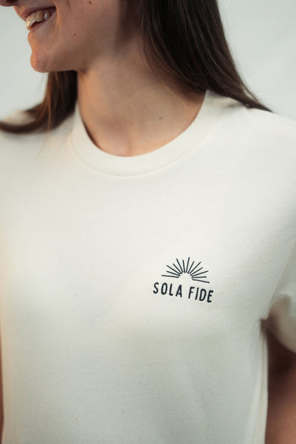 Mission One More T-Shirt in Natural Raw nachhaltige Herstellung schlichte christliche Botschaft "Sola Fide" am Model