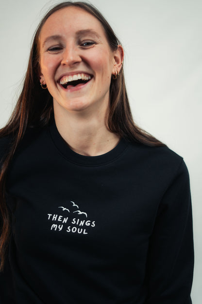 Mission One More minimalistischer Bio Pullover getragen von Model cleanes Studio