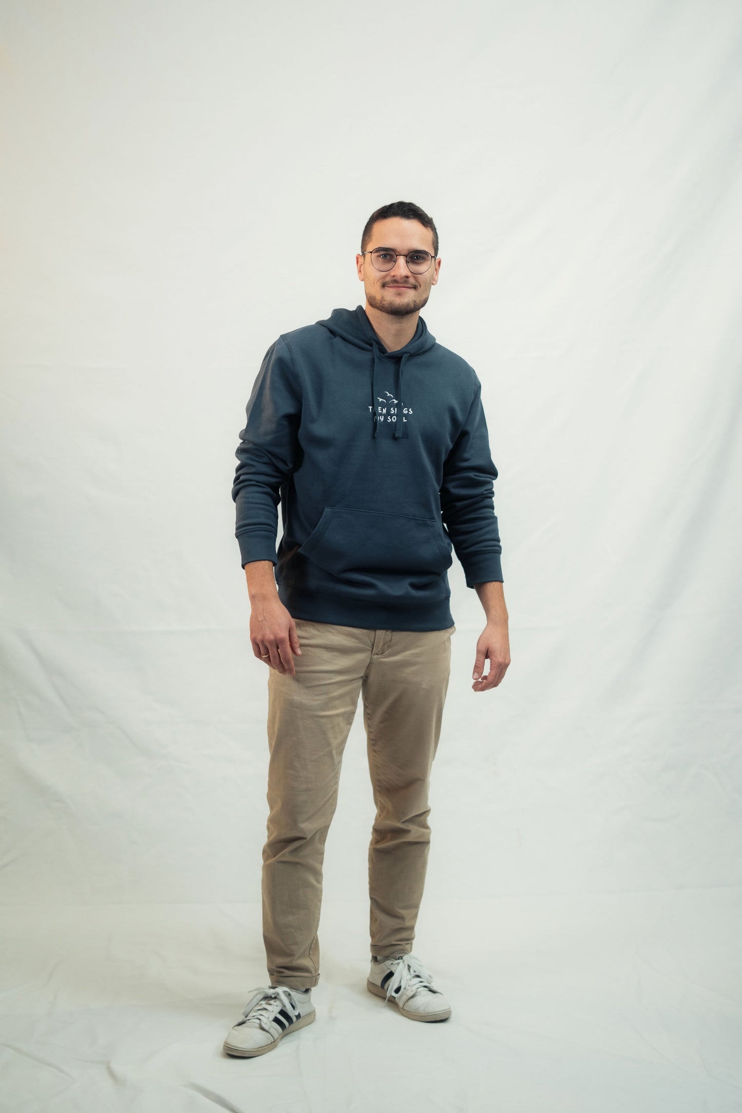 Mission One More nachhaltiger Hoodie mit christlicher Botschaft "Then sings my soul" im Studio