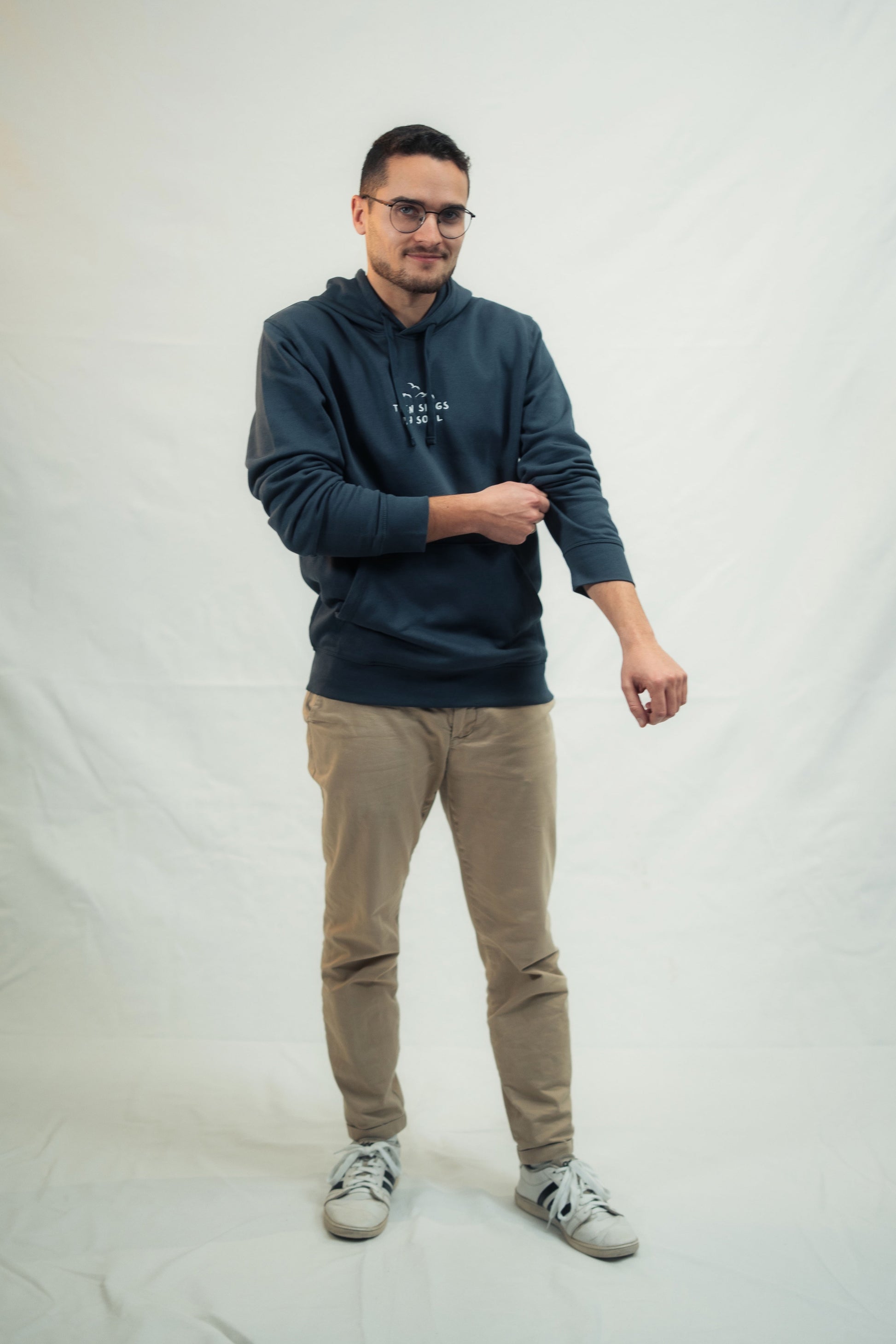 Model präsentiert Mission One More Fair Fashion Hoodie mit christlichem Design vor weißem Hintergrund 