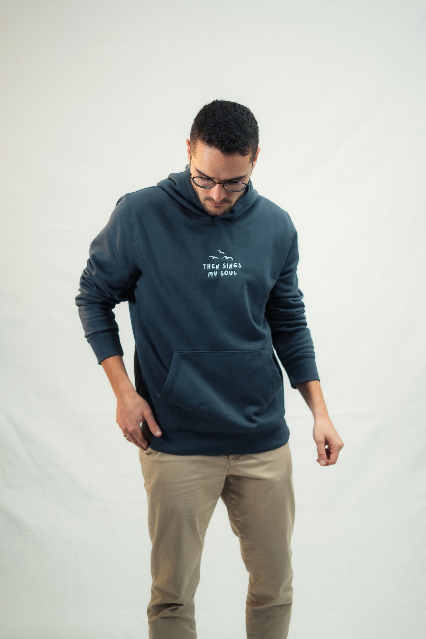 Model trägt Mission One More Organic Hoodie vor weißem Hintergrund nachhaltige Fair Fashion