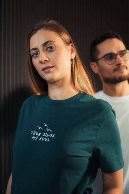 Model trägt Mission One More T-Shirt ‚Then sings my Soul‘ aus nachhaltigen organischen Materialien