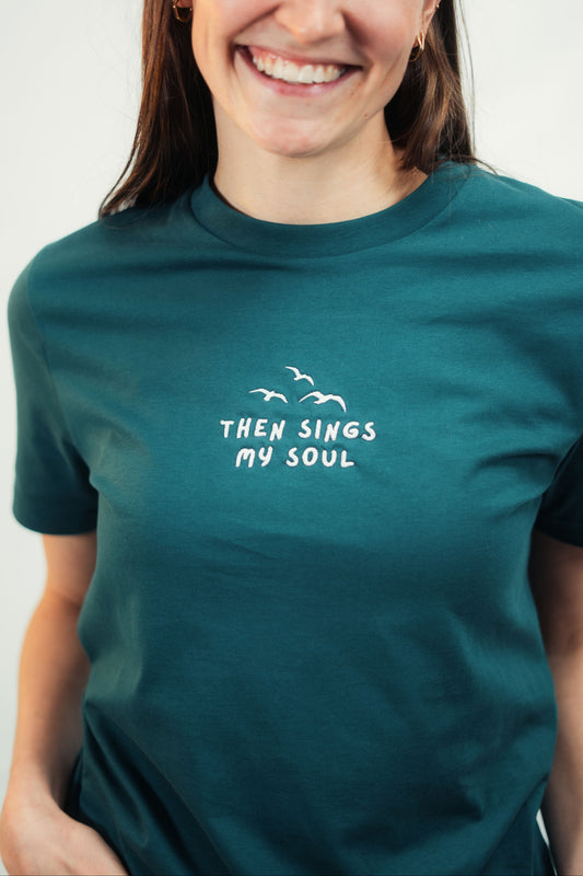 Model zeigt Mission One More ‚Then sings my Soul‘ organisches Shirt mit minimalistischen Stick