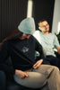 Model mit Mission One More Faith Sweatshirt entspannt in Sofa-Setting nachhaltige & faire Marke