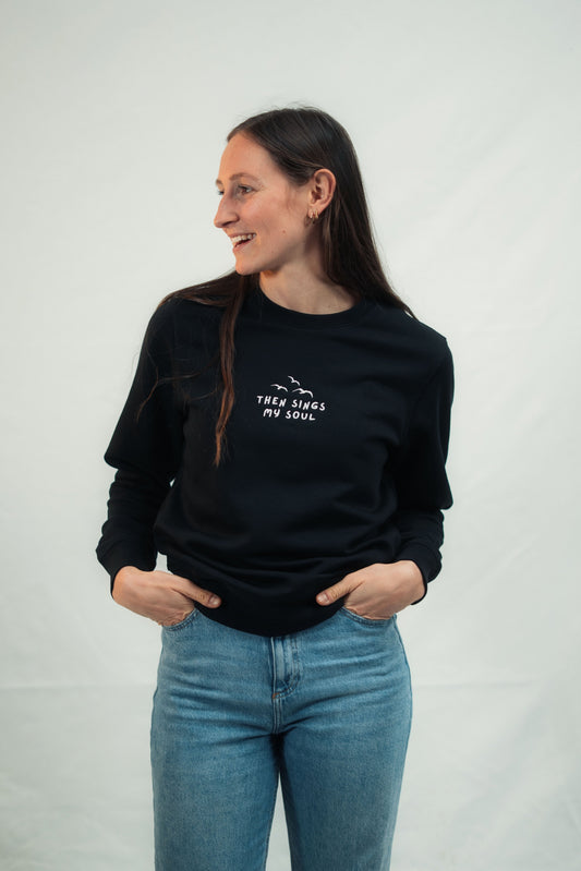 Model im Mission One More Glaubens-Sweatshirt minimalistische Studioaufnahme