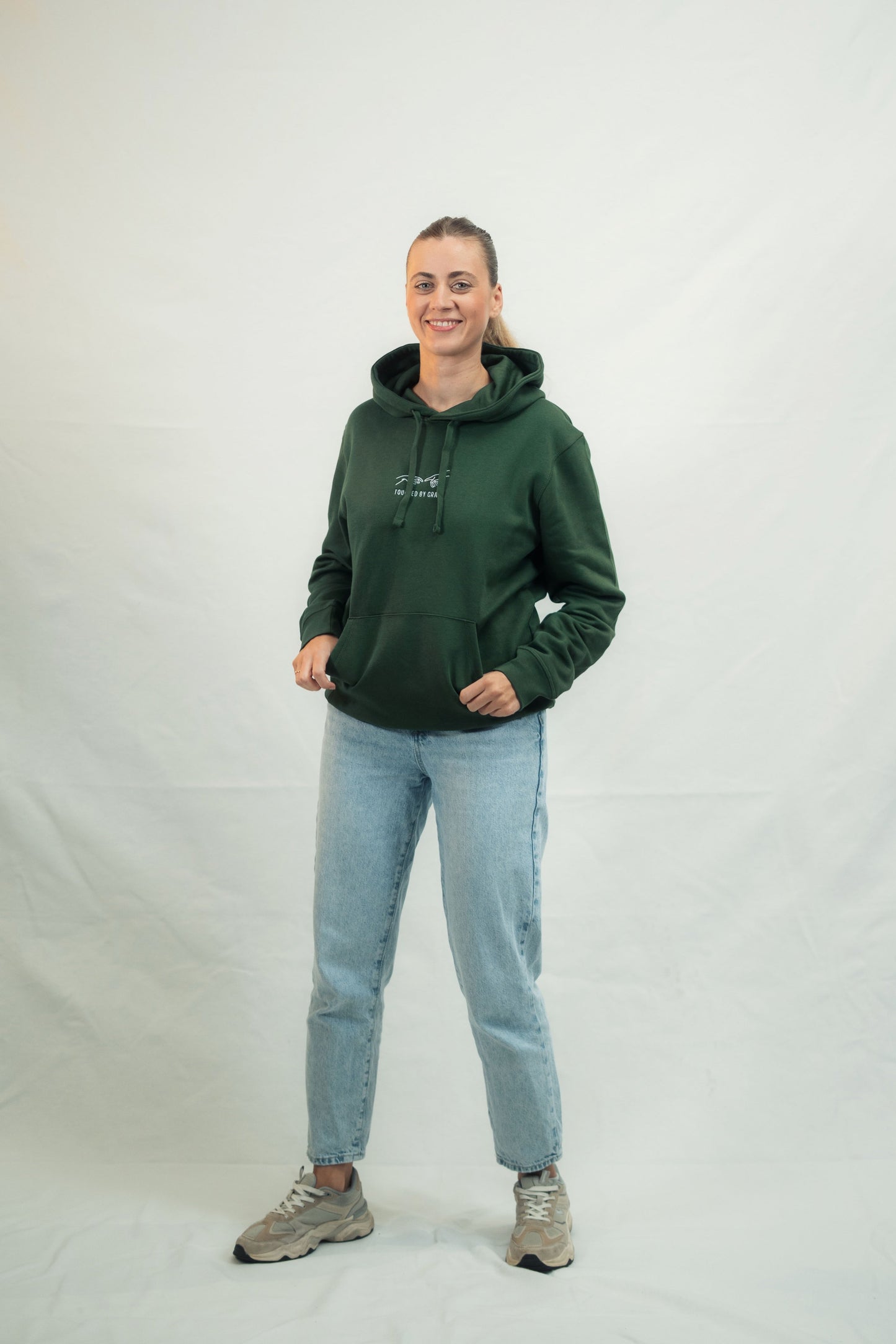 Mission One More unisex Glaubenshoodie fair produziert in Studioaufnahme