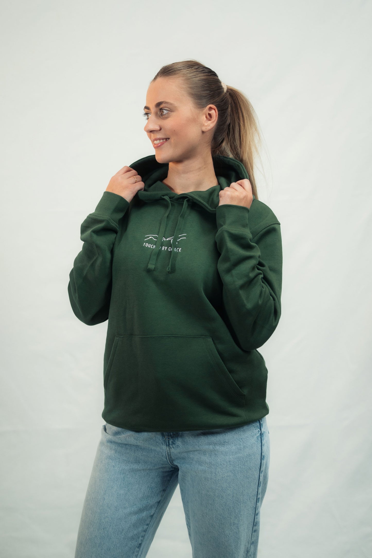 Mission One More christlicher Hoodie getragen vor weißem Hintergrund nachhaltige Modemarke