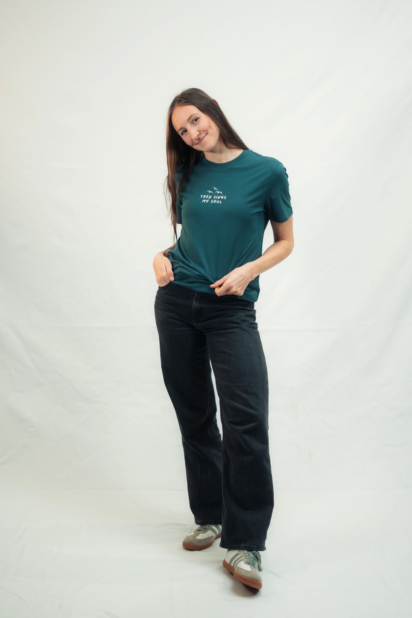 Model zeigt Mission One More ‚Touched by Grace‘ Bio-Shirt - nachhaltige & hochwertige Mode