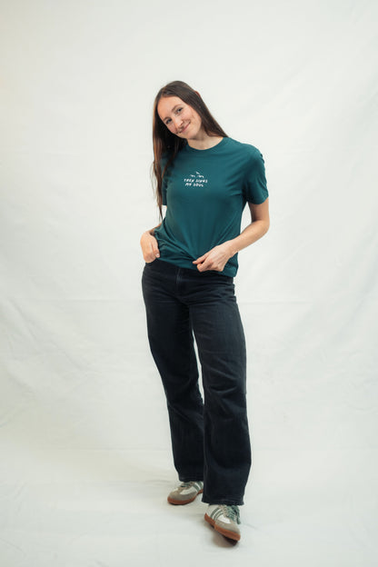 Model zeigt Mission One More ‚Touched by Grace‘ Bio-Shirt - nachhaltige & hochwertige Mode