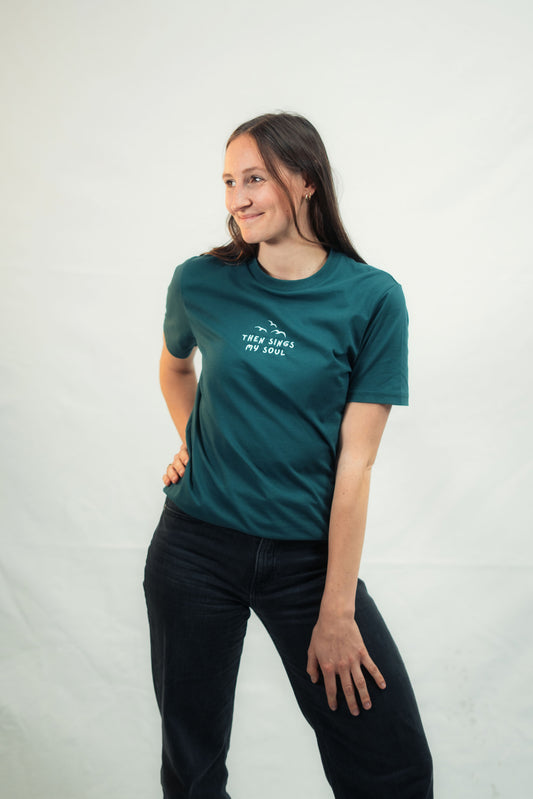Model präsentiert Mission One More ‚Touched by Grace‘ T-Shirt nachhaltige christliche Mode