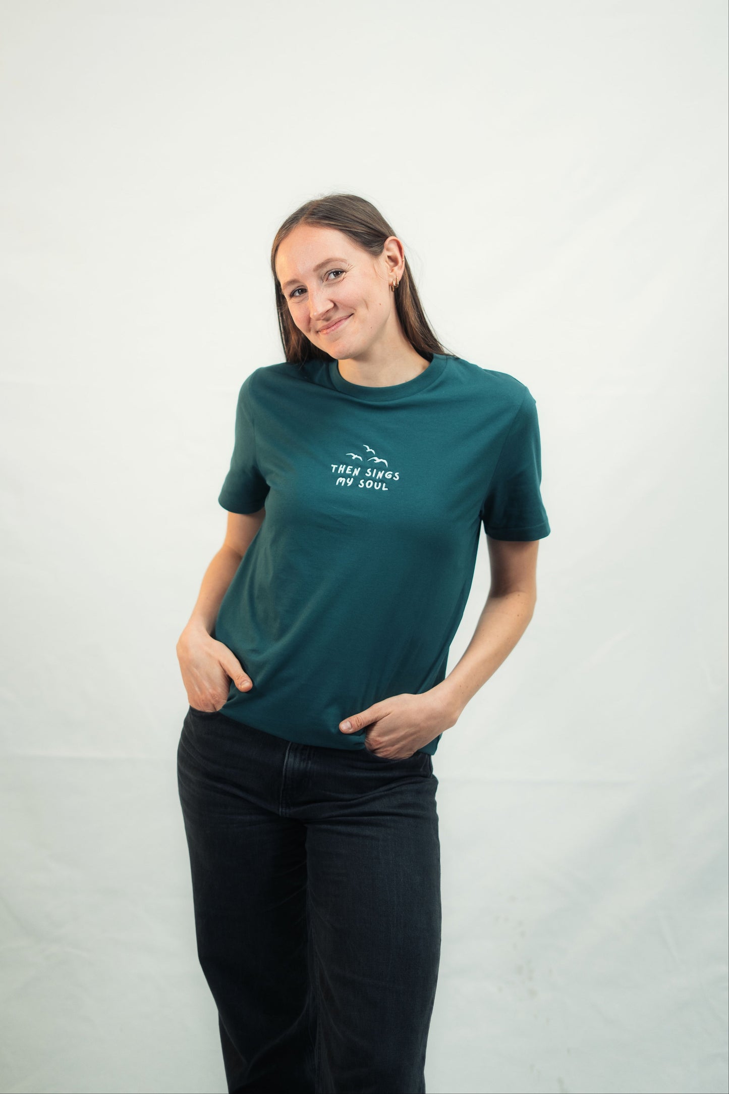 Model trägt Mission One More ‚Touched by Grace‘ T-Shirt aus zertifizierter Bio-Baumwolle