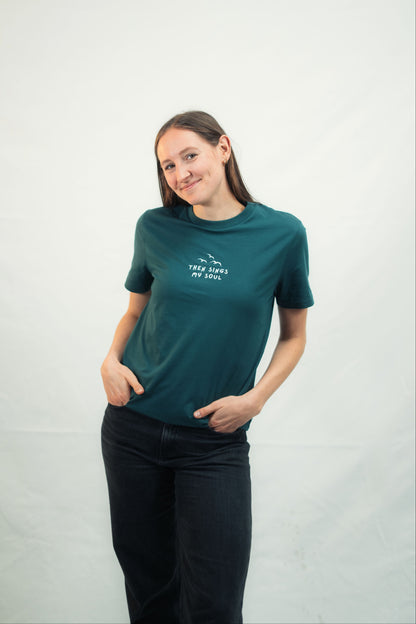 Model trägt Mission One More ‚Touched by Grace‘ T-Shirt aus zertifizierter Bio-Baumwolle
